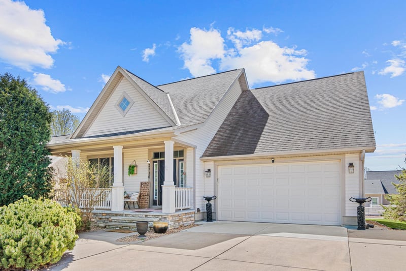 2710 Red Splendor Cir E, Maplewood, MN 55119