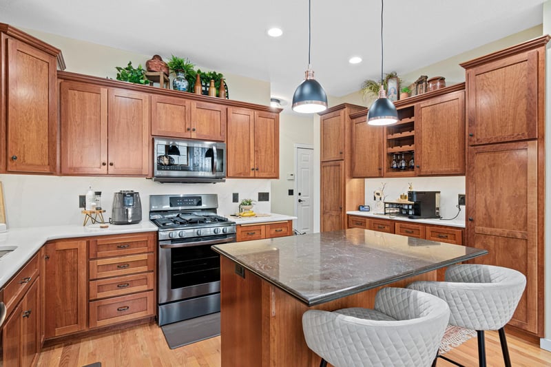2710 Red Splendor Cir E, Maplewood, MN 55119