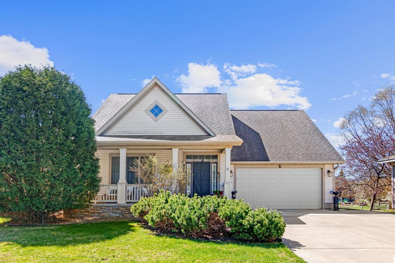2710 Red Splendor Cir E, Maplewood, MN 55119