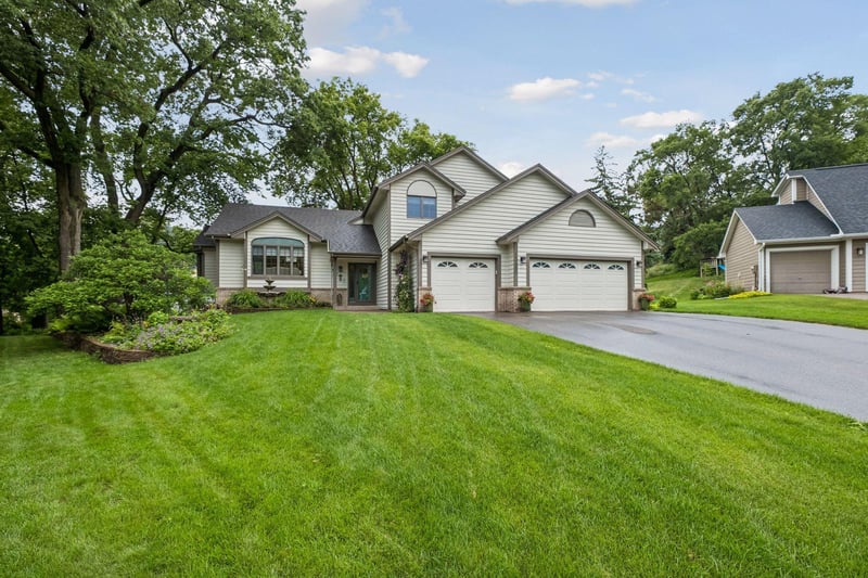 13480 Georgia Ct, Apple Valley, MN 55124