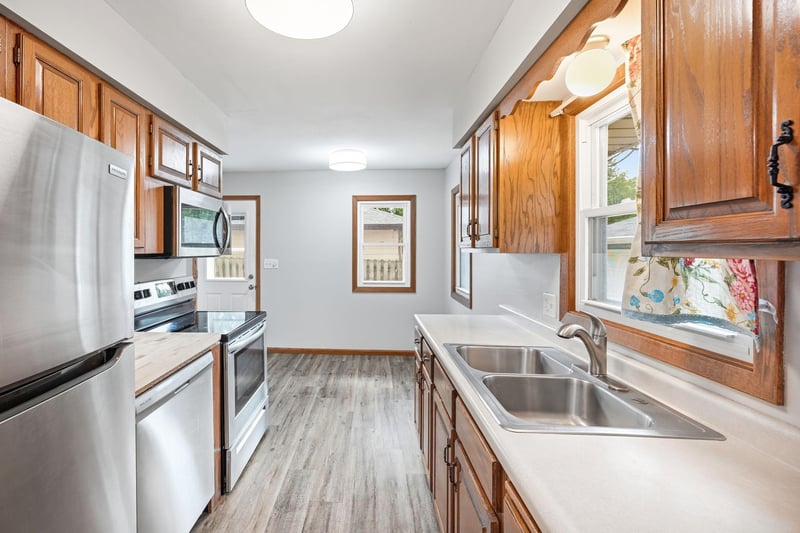 821 Sterling St N, Maplewood, MN 55119