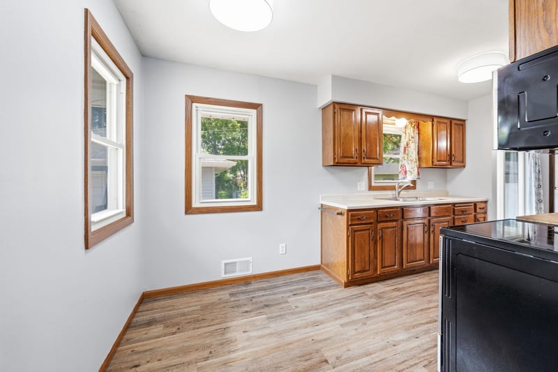 821 Sterling St N, Maplewood, MN 55119