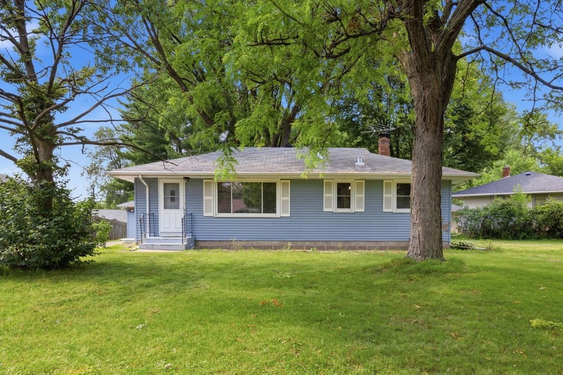 821 Sterling St N, Maplewood, MN 55119