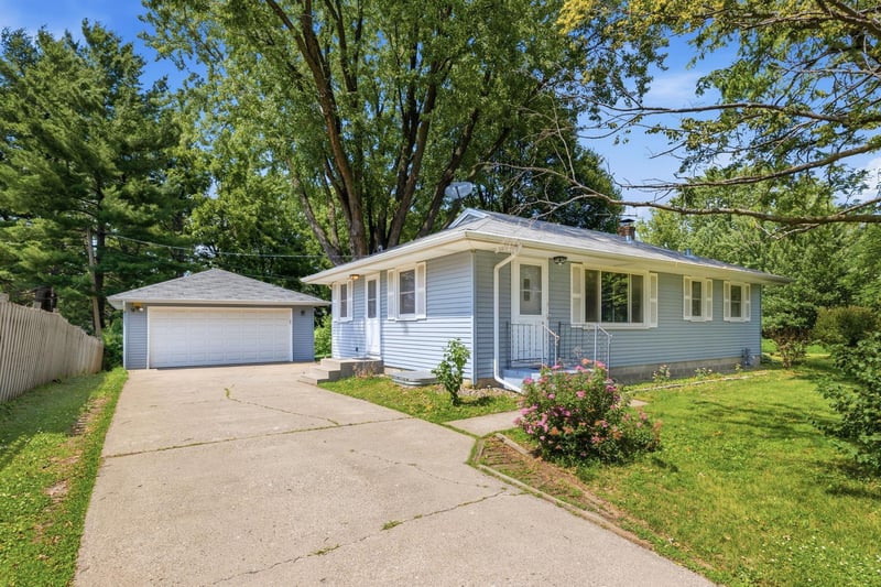 821 Sterling St N, Maplewood, MN 55119