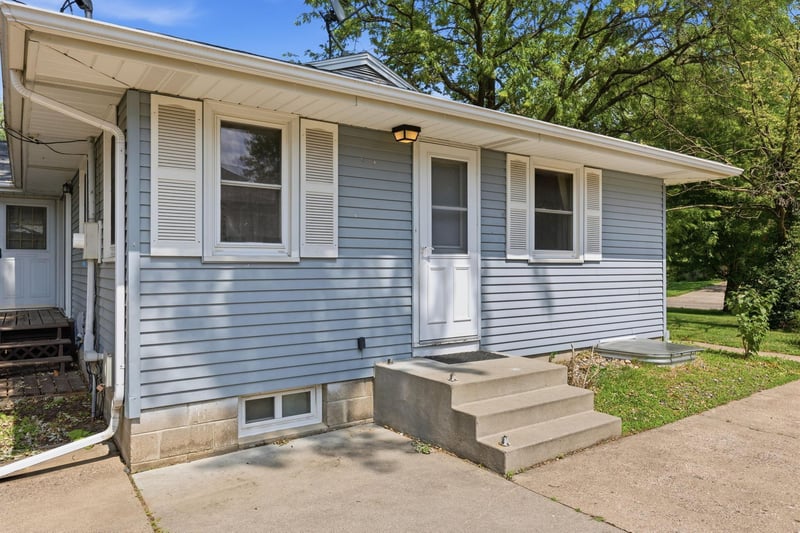 821 Sterling St N, Maplewood, MN 55119
