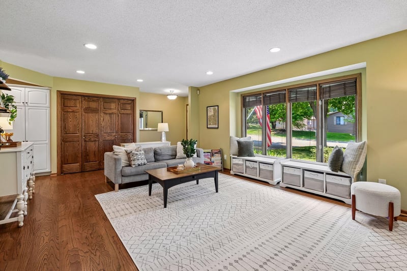 4615 Saddlewood Dr, Minnetonka, MN 55345