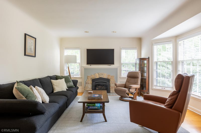 581 Montrose Ln, Saint Paul, MN 55116