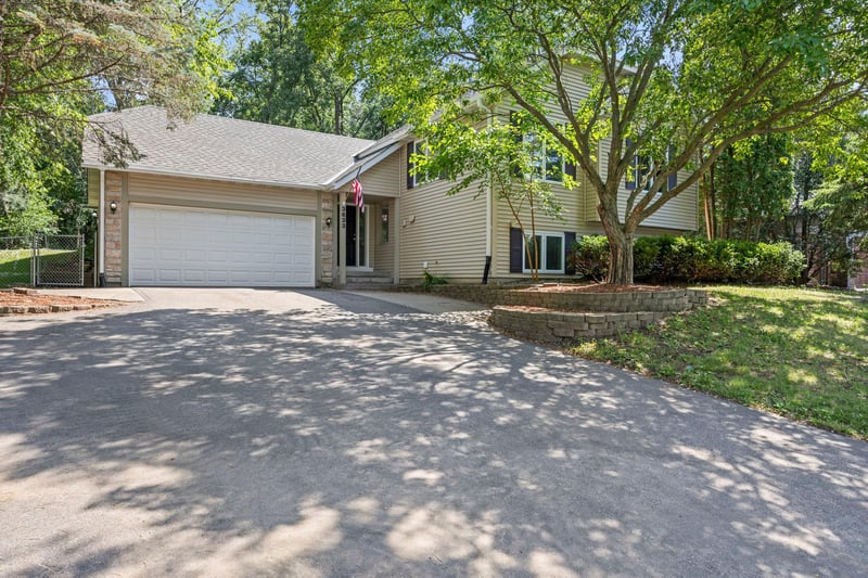 3633 Windtree Dr, Eagan, MN 55123
