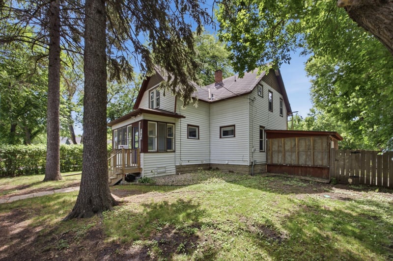 523 10th St S, Moorhead, MN 56560