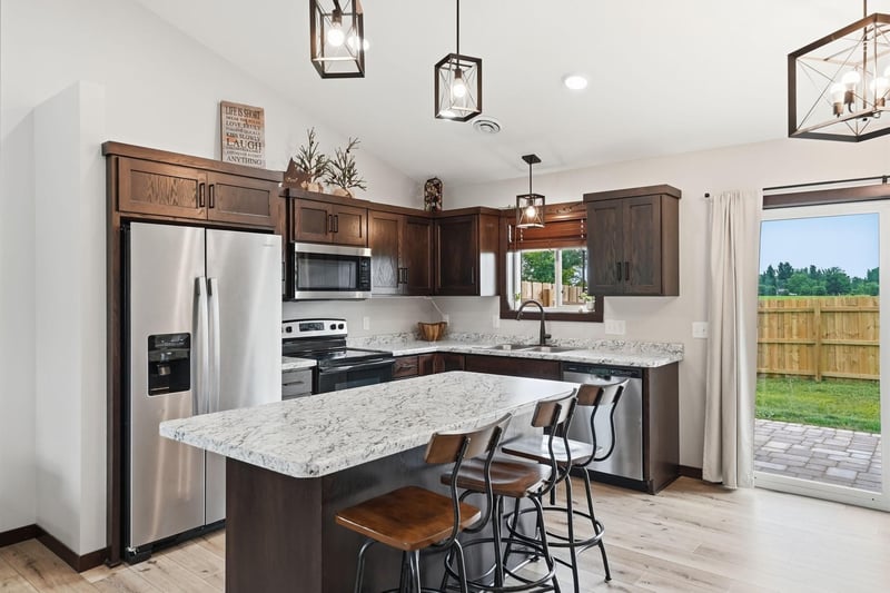 716 W 8th St, Litchfield, MN 55355