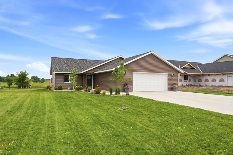 716 W 8th St, Litchfield, MN 55355