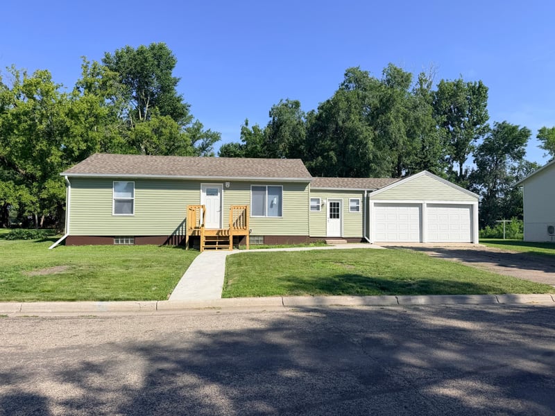 519 E 9th St, Morris, MN 56267