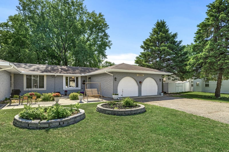 13994 Holyoke Ct, Apple Valley, MN 55124
