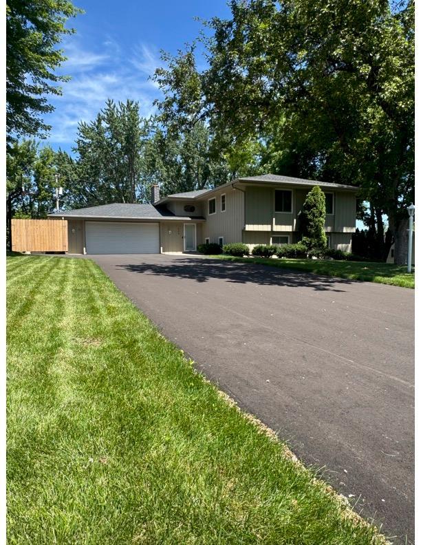 404 Highland Dr, Chanhassen, MN 55317