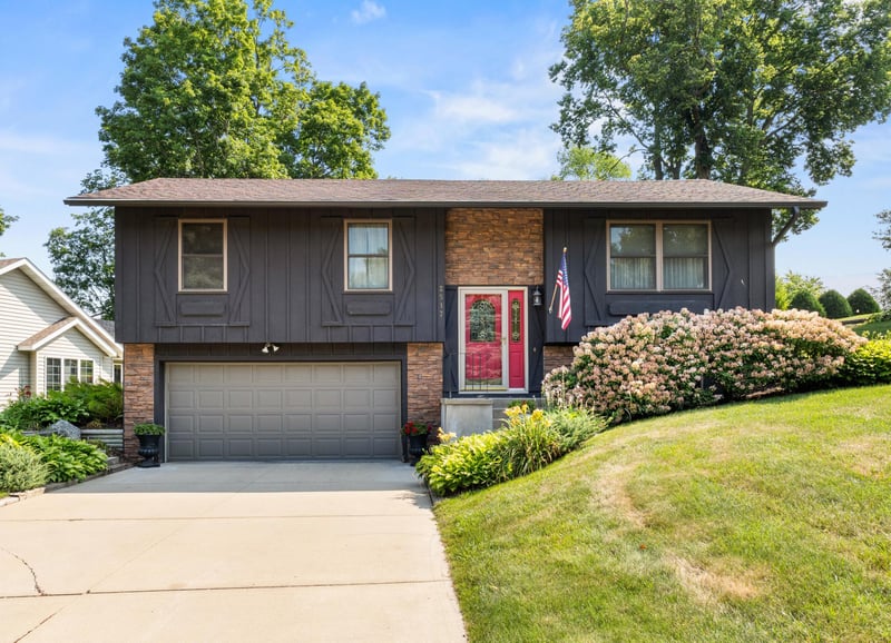 2517 Woodland Dr, Faribault, MN 55021