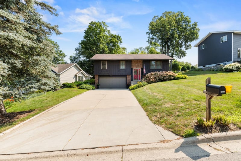 2517 Woodland Dr, Faribault, MN 55021