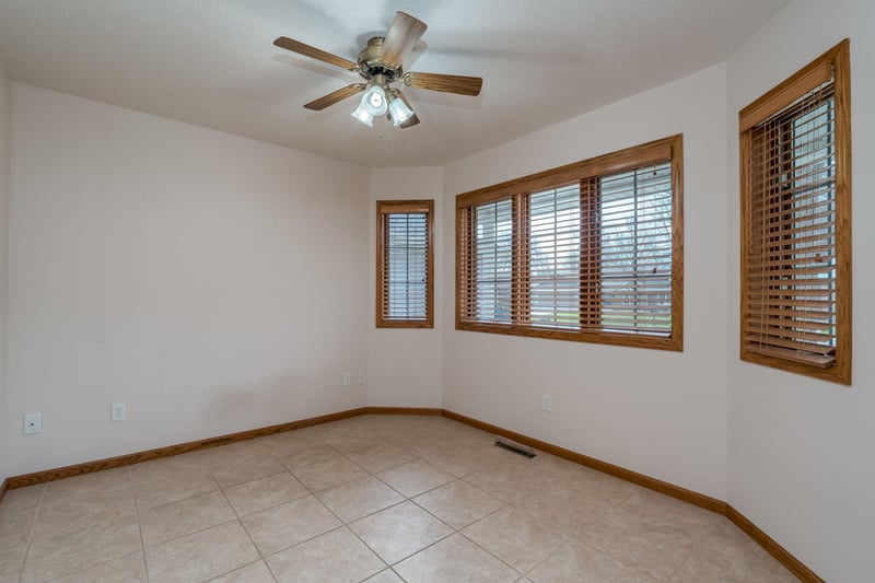 100 Crystal Ln, Mankato, MN 56001