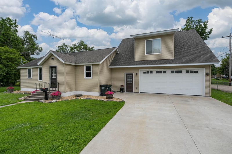 404 Paquin St E, Waterville, MN 56096