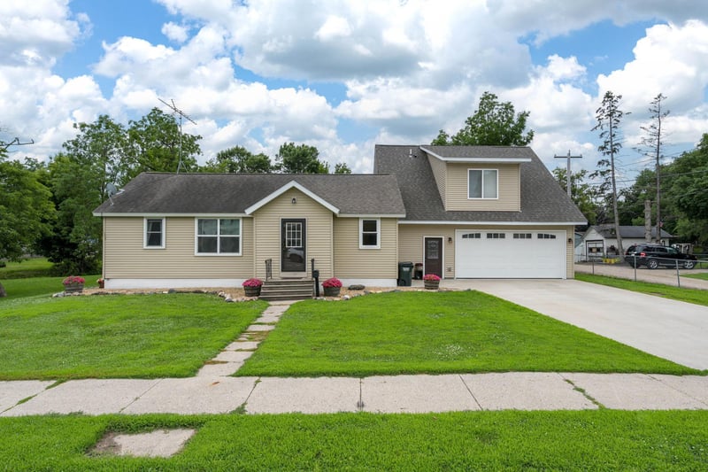404 Paquin St E, Waterville, MN 56096