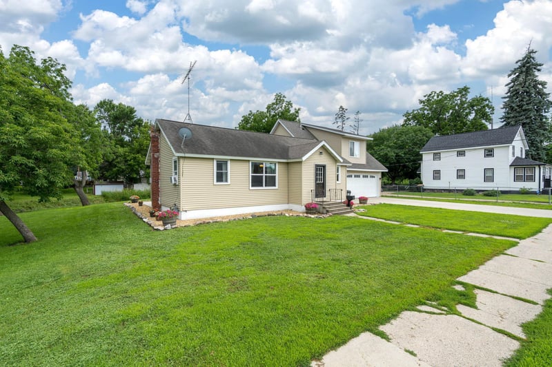 404 Paquin St E, Waterville, MN 56096