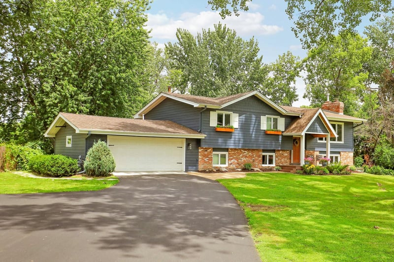 193 Ridgeview Dr, Wayzata, MN 55391