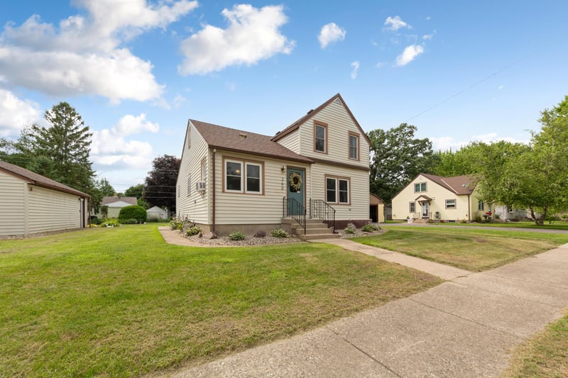 260 N Cordova Ave, Le Center, MN 56057