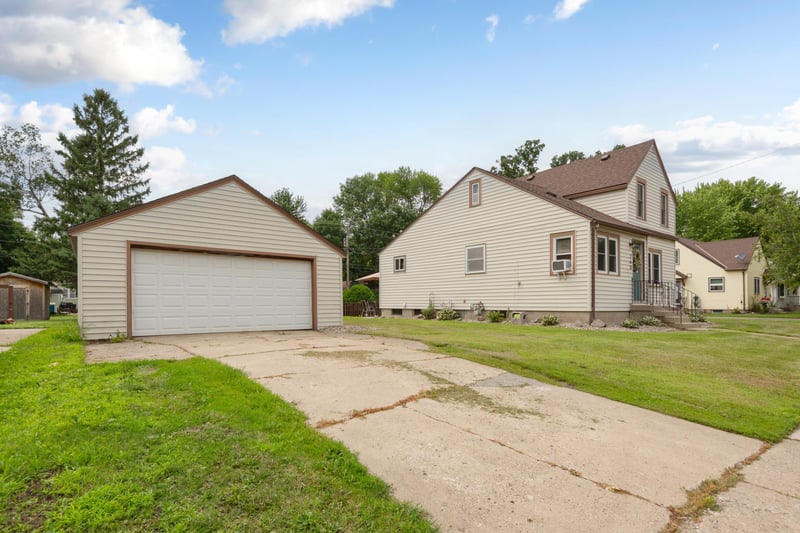 260 N Cordova Ave, Le Center, MN 56057