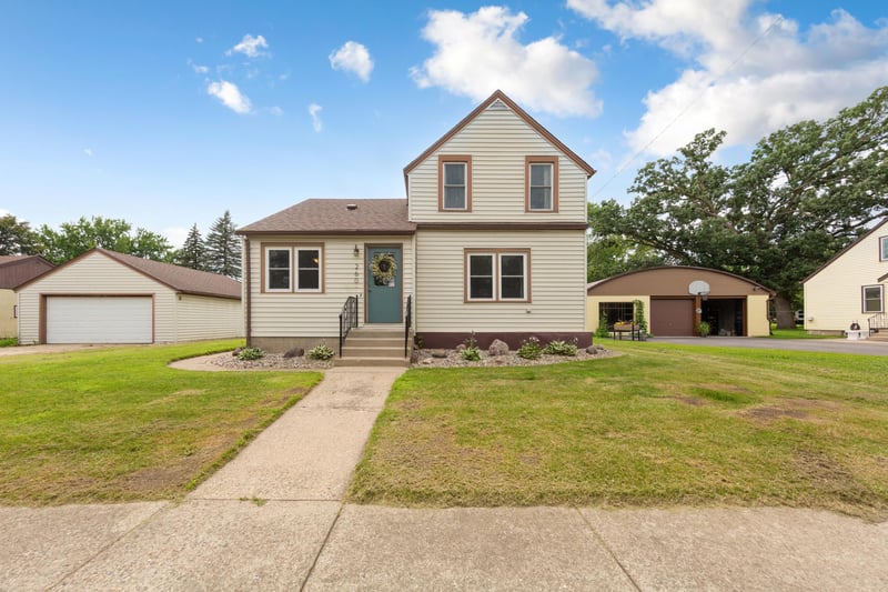 260 N Cordova Ave, Le Center, MN 56057