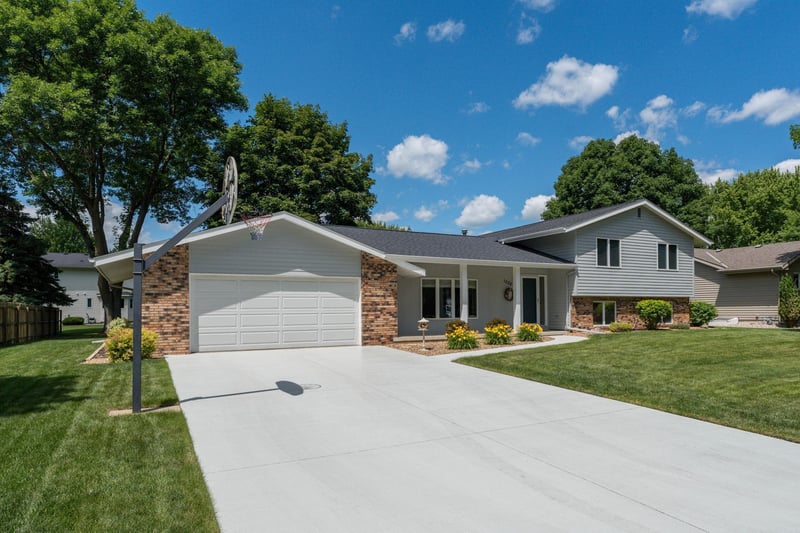 1028 Shady Oak Dr, Mankato, MN 56003