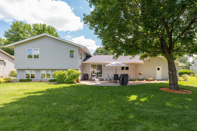 1028 Shady Oak Dr, Mankato, MN 56003