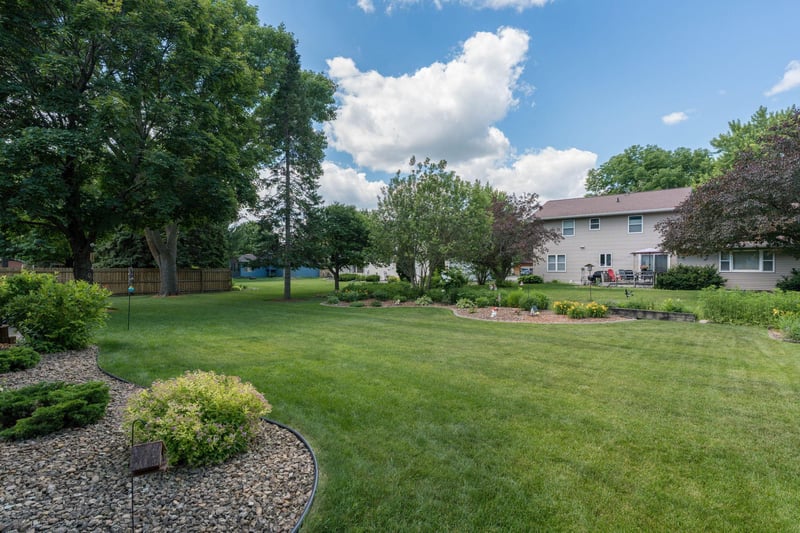 1028 Shady Oak Dr, Mankato, MN 56003