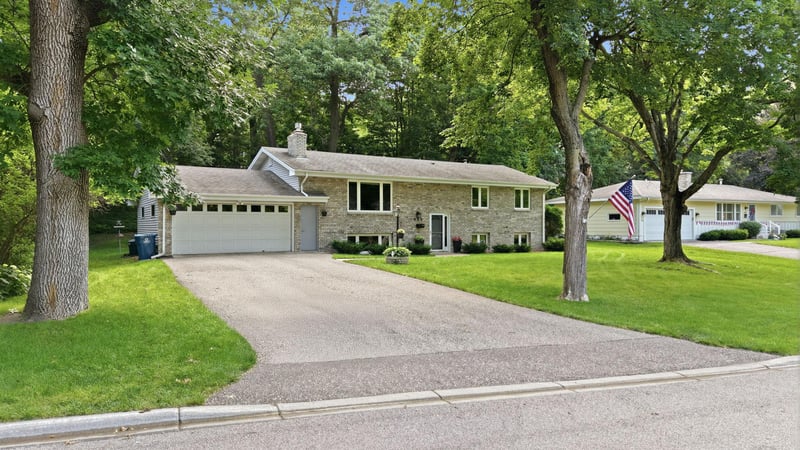 250 Glenbrook Rd N, Wayzata, MN 55391