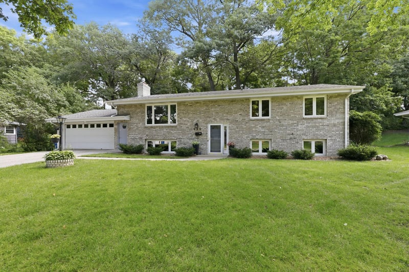 250 Glenbrook Rd N, Wayzata, MN 55391