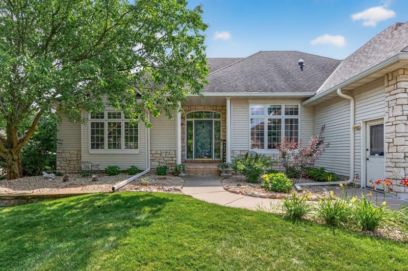 11312 Kenworth Ln, Lakeville, MN 55044