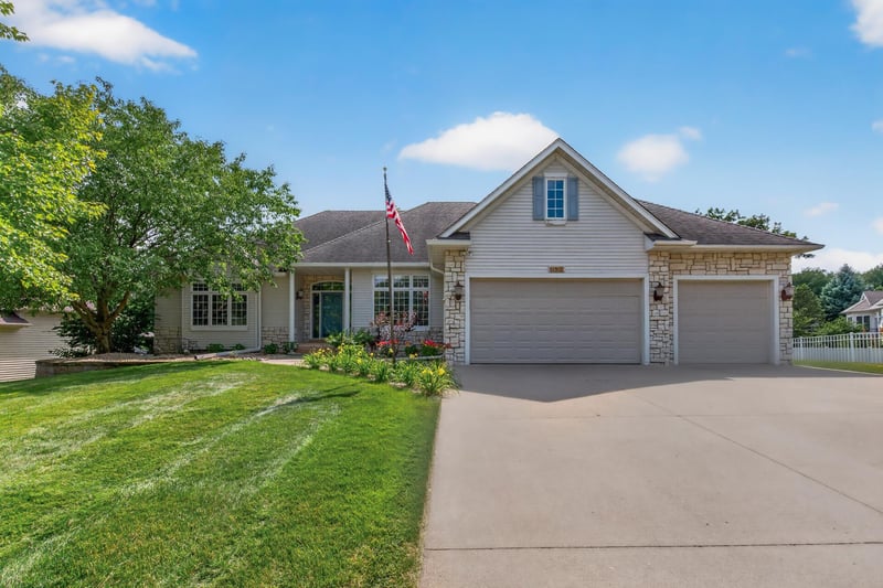 11312 Kenworth Ln, Lakeville, MN 55044