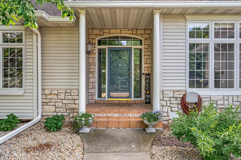 11312 Kenworth Ln, Lakeville, MN 55044
