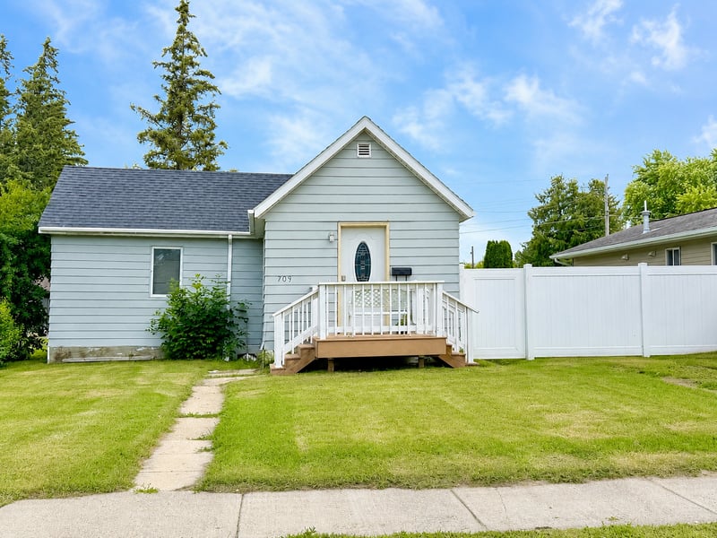 709 Center St E, Roseau, MN 56751