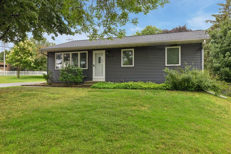 3609 Rolling View Dr, White Bear Lake, MN 55110