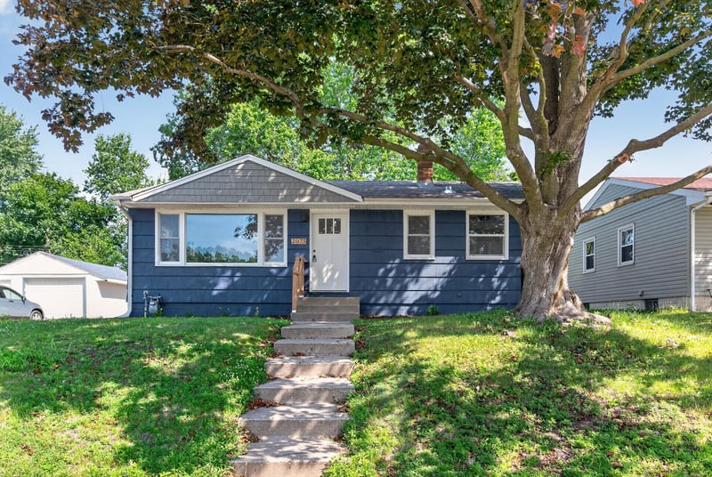 2075 Hawthorne Ave E, Saint Paul, MN 55119