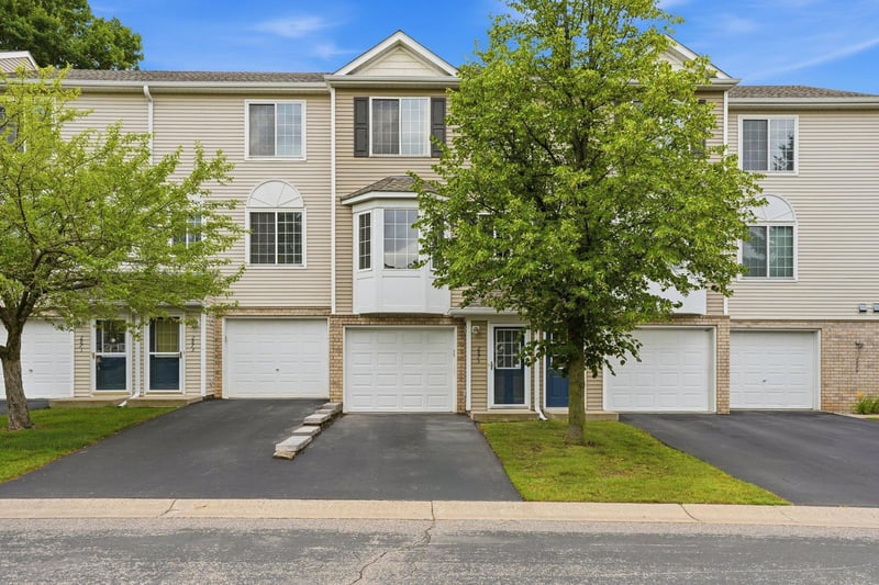 2875 Arboretum Village Trl, Chanhassen, MN 55331