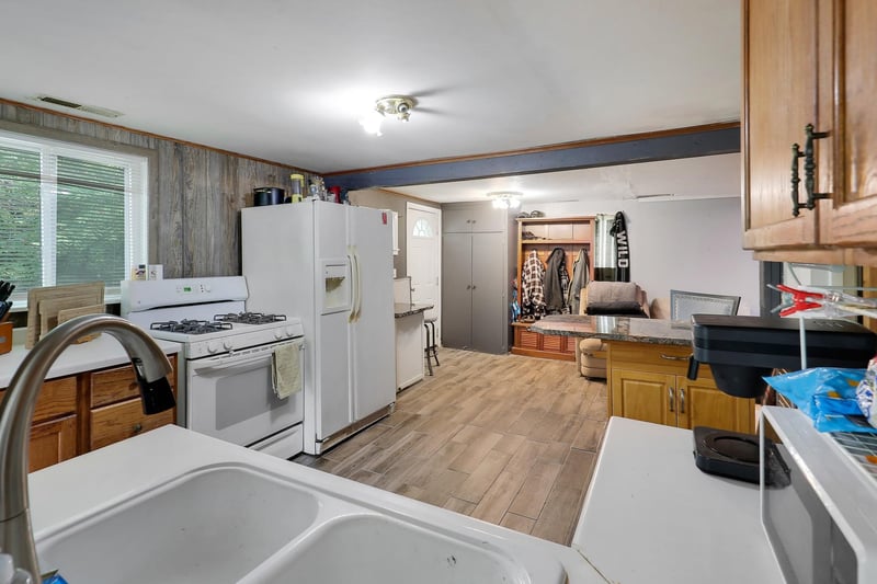 6230 7th St N, Oakdale, MN 55128