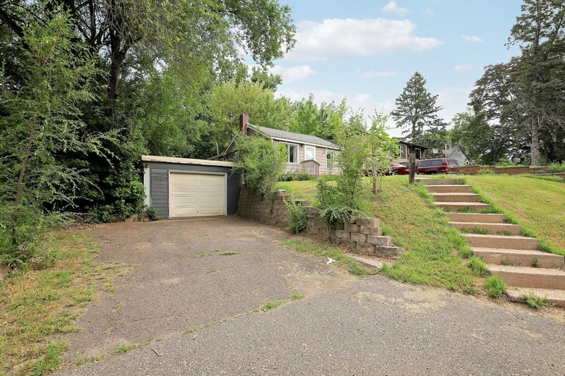 6230 7th St N, Oakdale, MN 55128