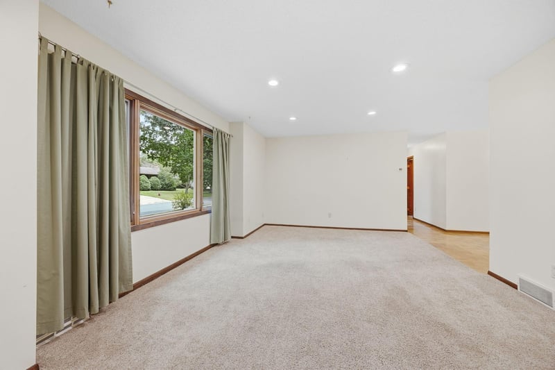 709 Nixon Ave SE, Watertown, MN 55388