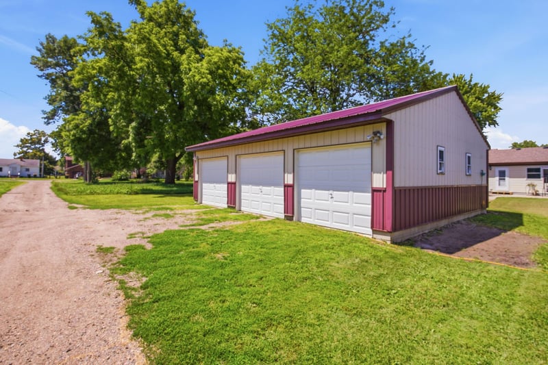 613 E Elm Ave, Olivia, MN 56277