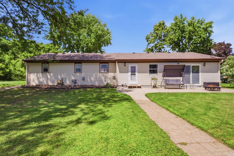 613 E Elm Ave, Olivia, MN 56277