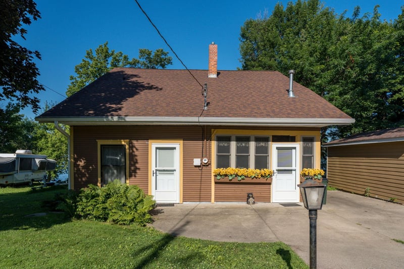 911 Reed St N, Waterville, MN 56096