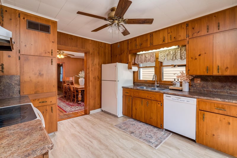 911 Reed St N, Waterville, MN 56096