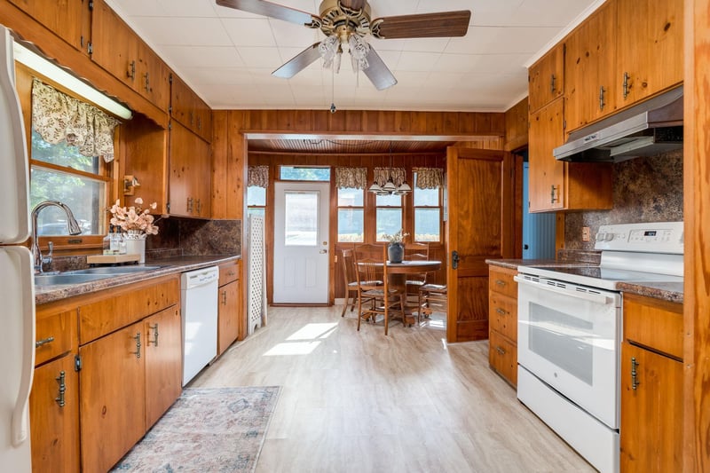 911 Reed St N, Waterville, MN 56096