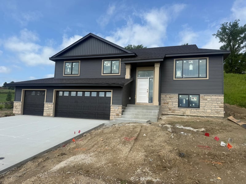 610 Mulligan Dr, Zumbrota, MN 55992