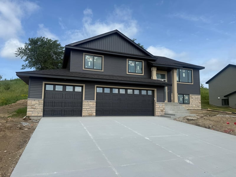 610 Mulligan Dr, Zumbrota, MN 55992